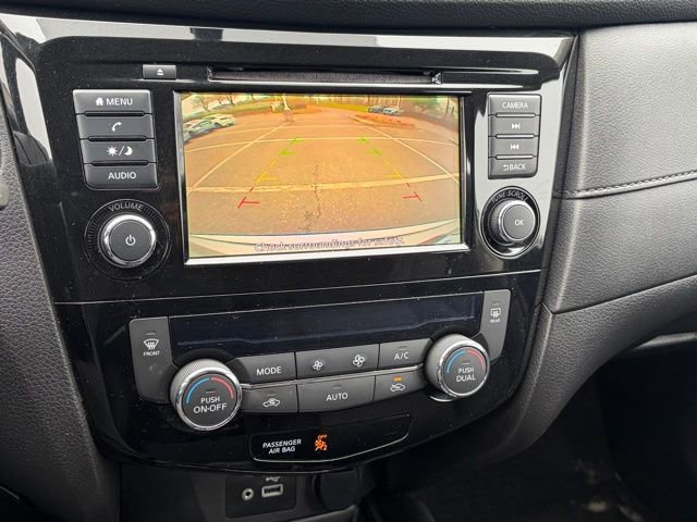 Used 2018 Nissan Rogue SV image 3