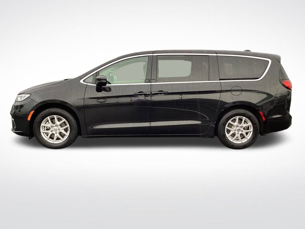 Used 2023 Chrysler Pacifica Touring-L image 7