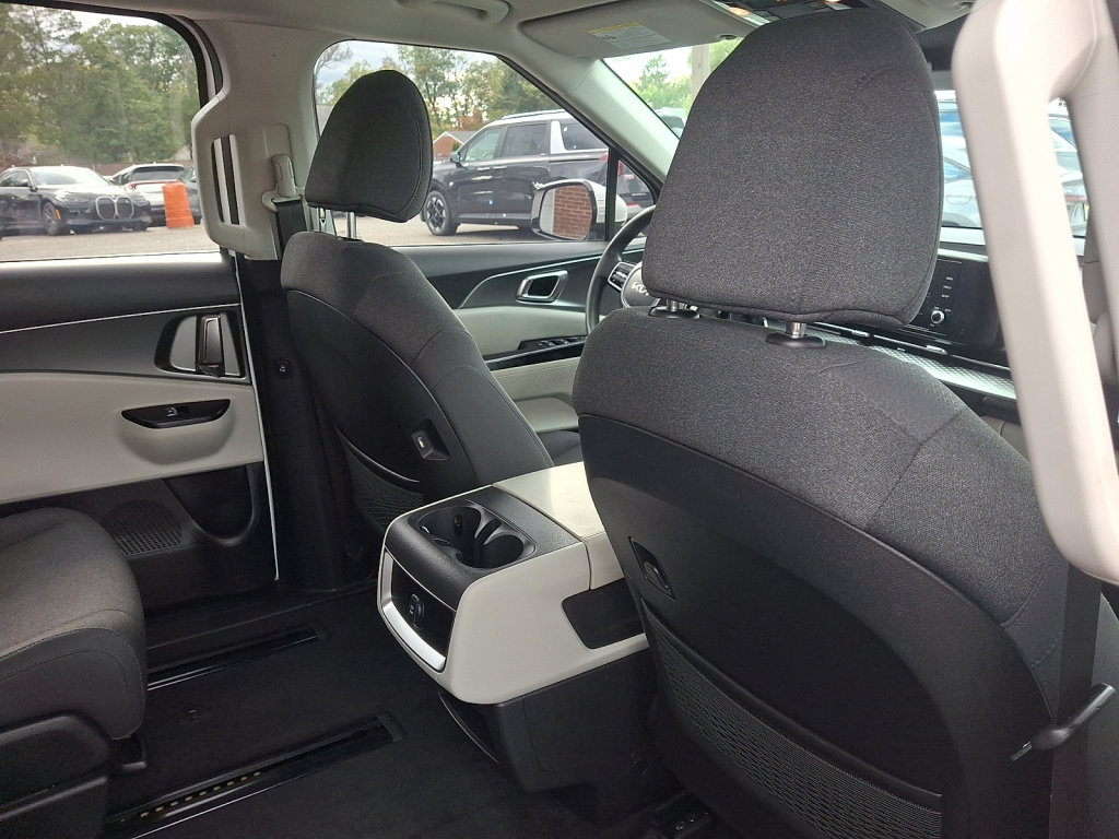 Used 2022 Kia Carnival LX FWD image 16