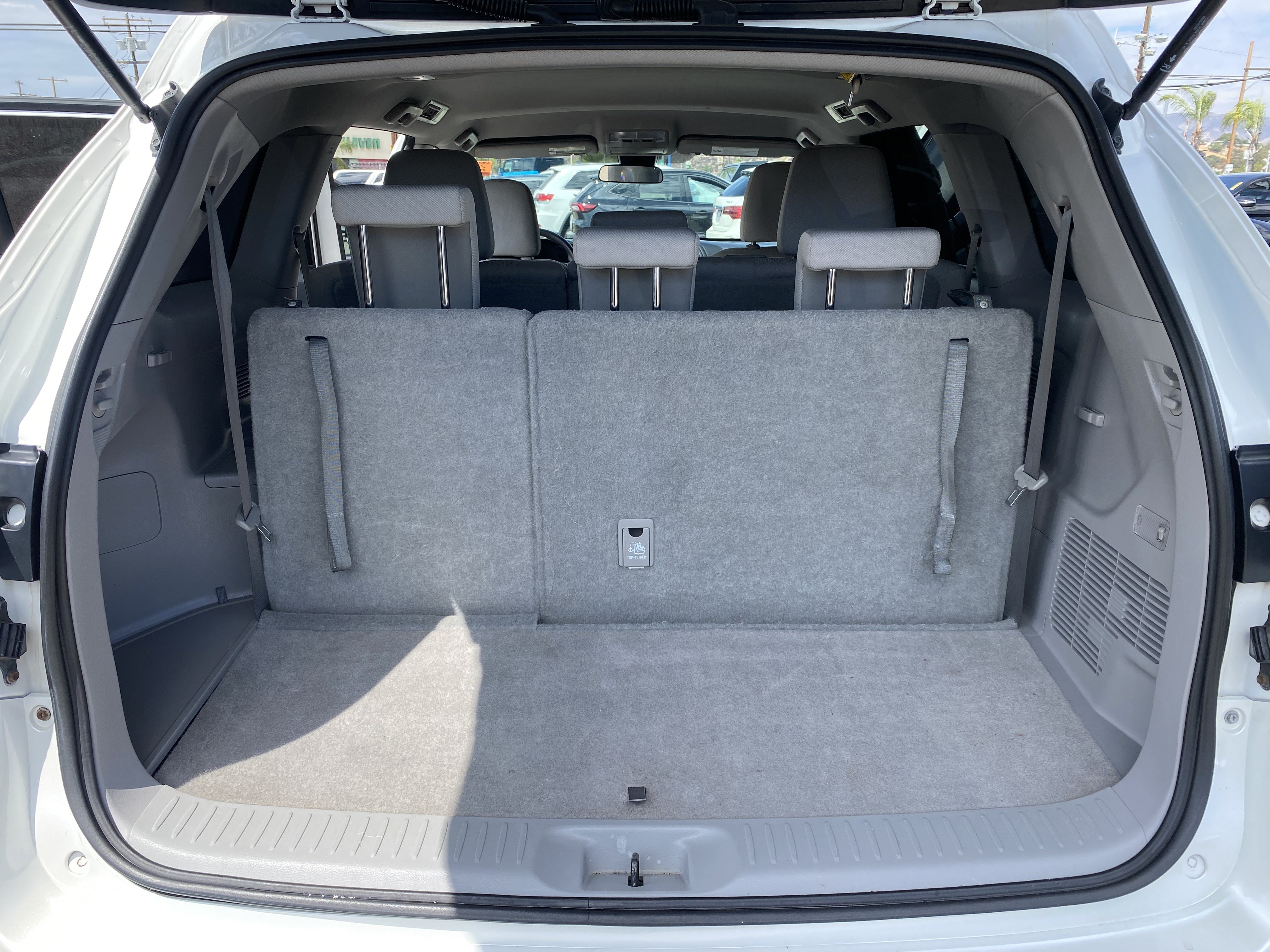 Used 2018 Toyota Highlander LE FWD image 18