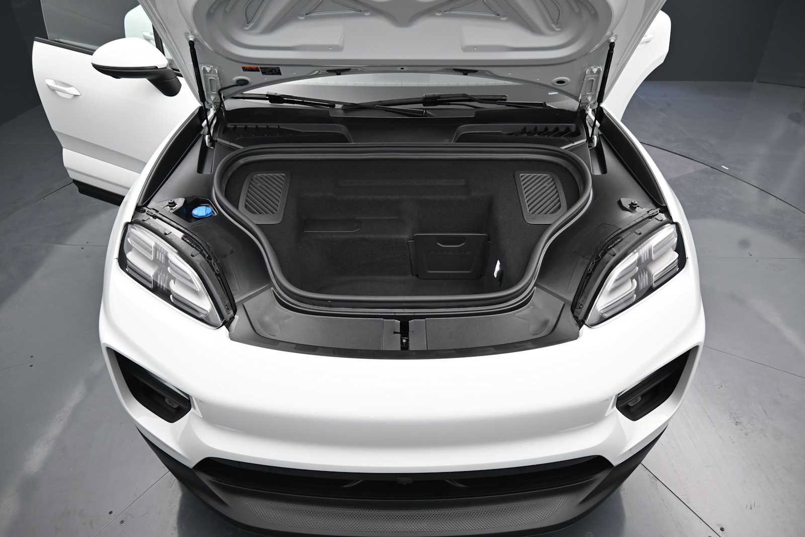 Certified 2025 Porsche Macan Electric RWD image 24