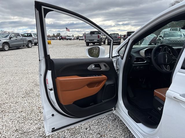 Used 2024 Chrysler Pacifica Pinnacle FWD image 15