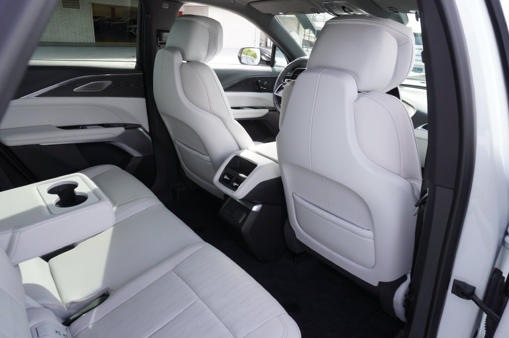 Used 2024 Cadillac Lyriq Luxury AWD/4WD image 10