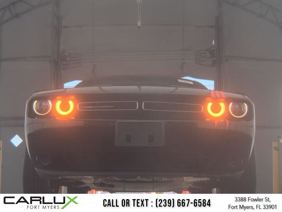 Used 2019 Dodge Challenger SXT image 1