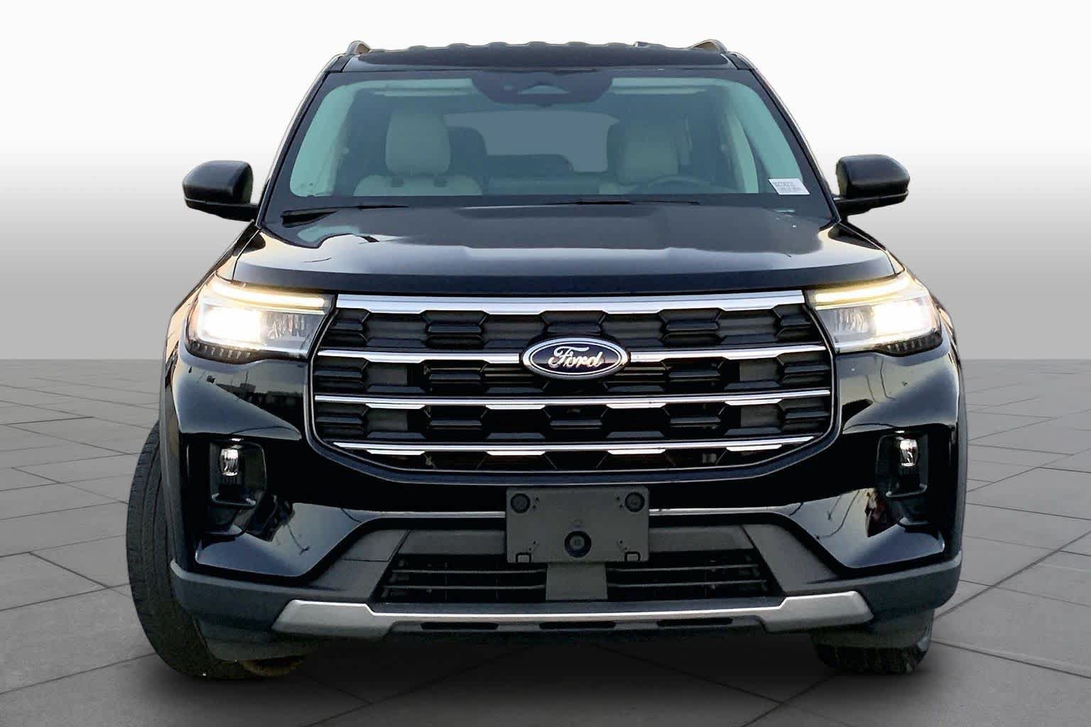 Used 2025 Ford Explorer Active w/ Active Comfort Package RWD image 4