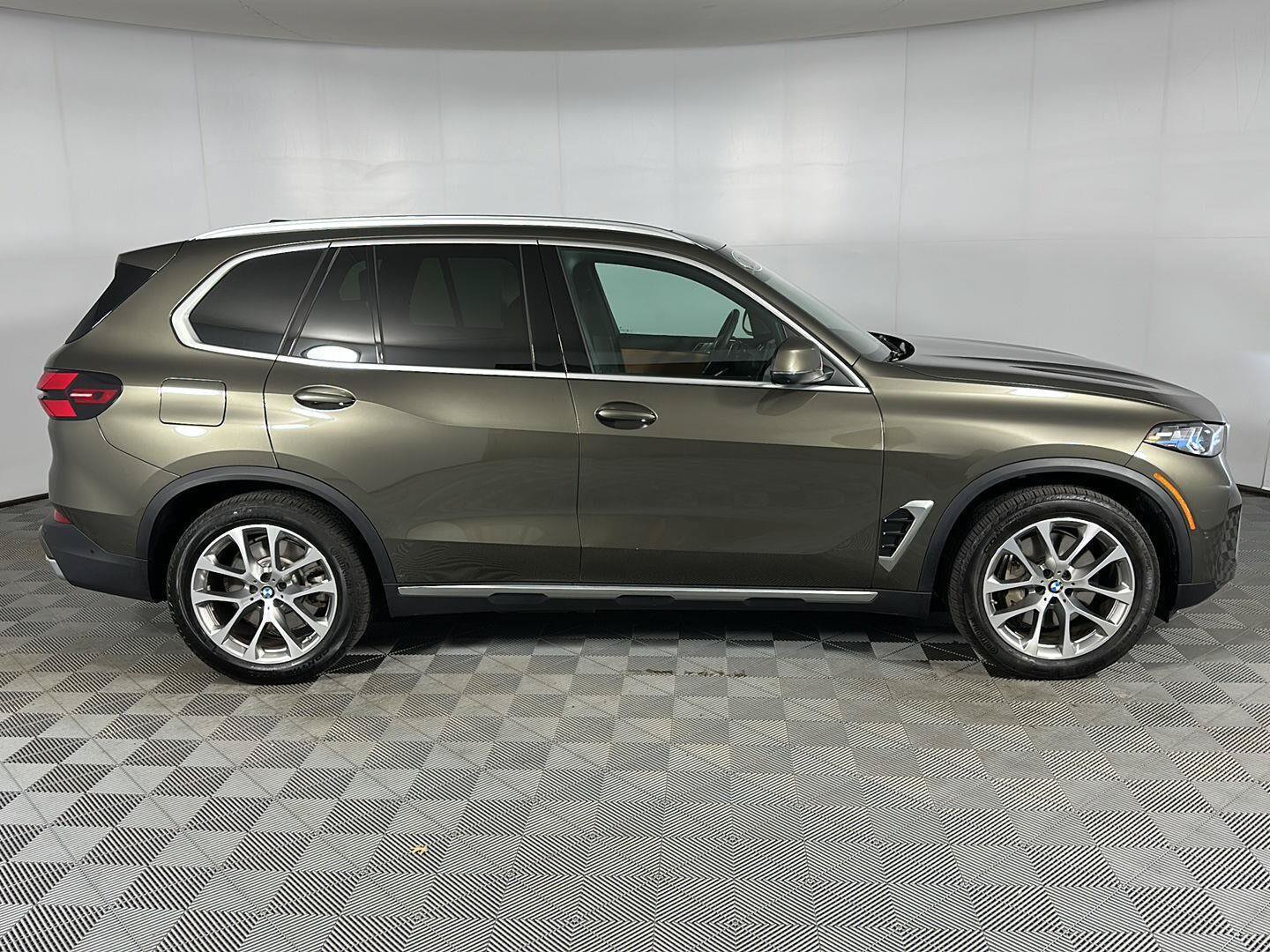 New 2026 BMW X5 xDrive50e w/ Premium Package AWD/4WD image 4