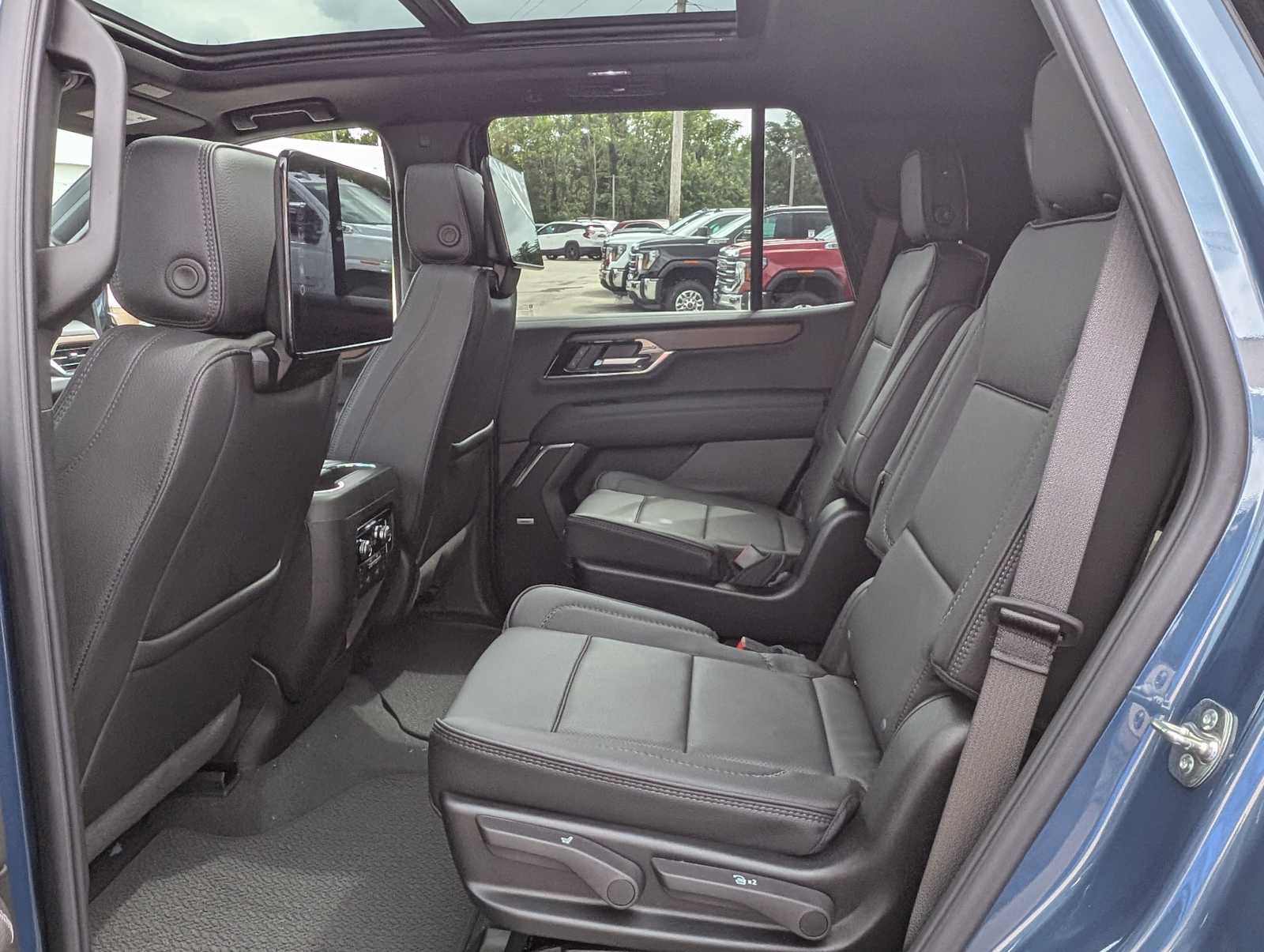 New 2026 GMC Yukon Denali w/ Denali Reserve Package AWD/4WD image 19