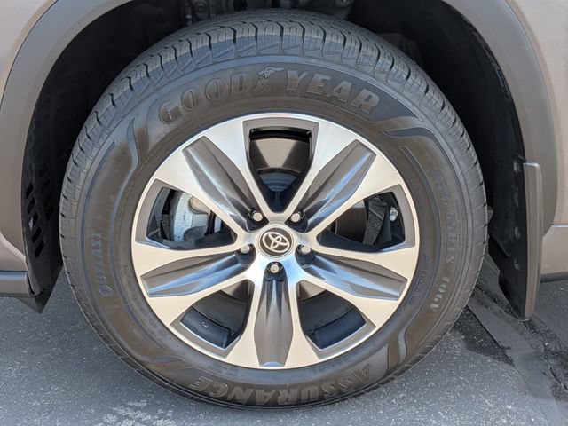 Used 2024 Toyota Highlander XLE AWD/4WD image 21