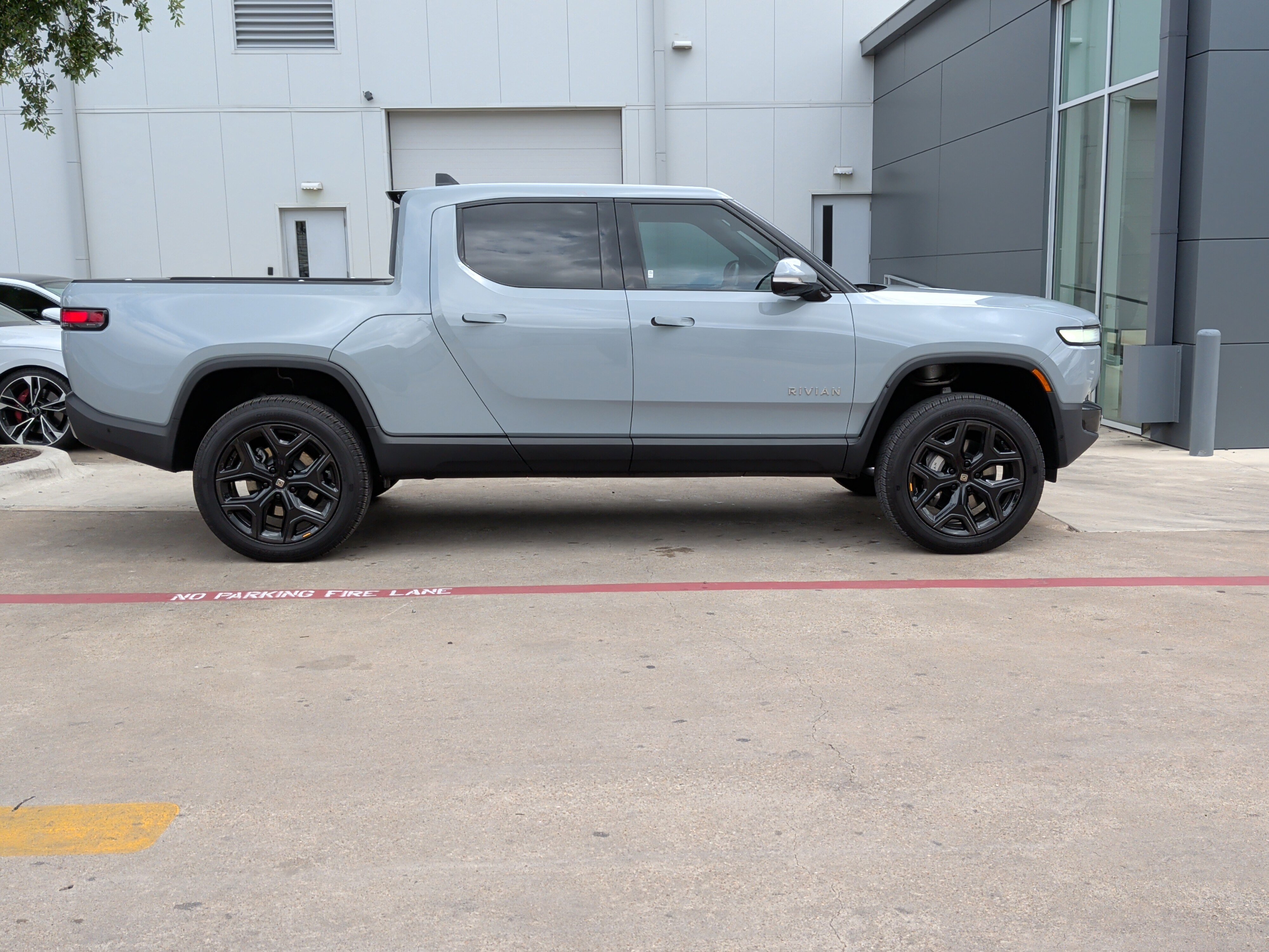 Used 2023 Rivian R1T Adventure image 11