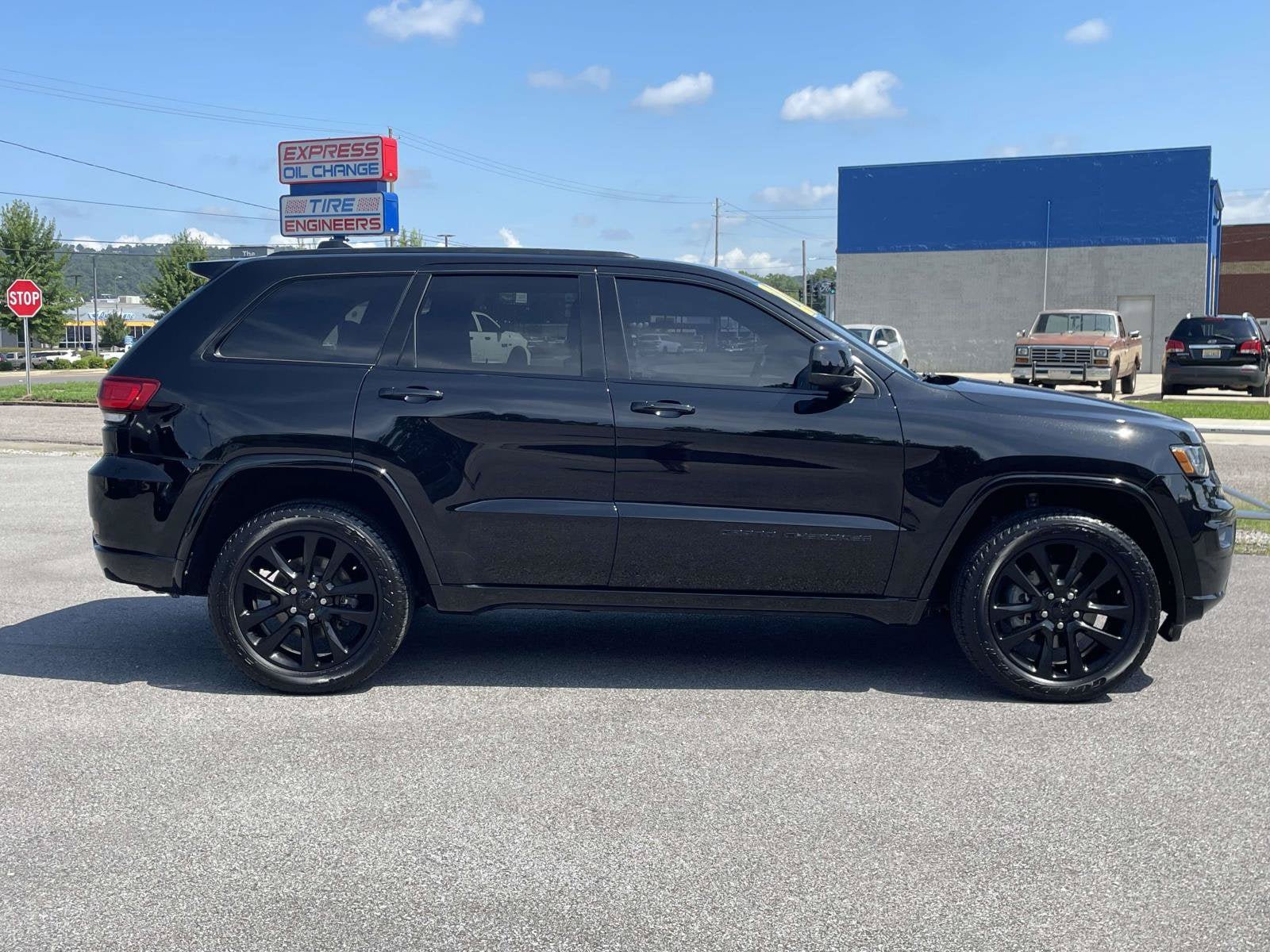 Used 2020 Jeep Grand Cherokee Altitude AWD/4WD image 2