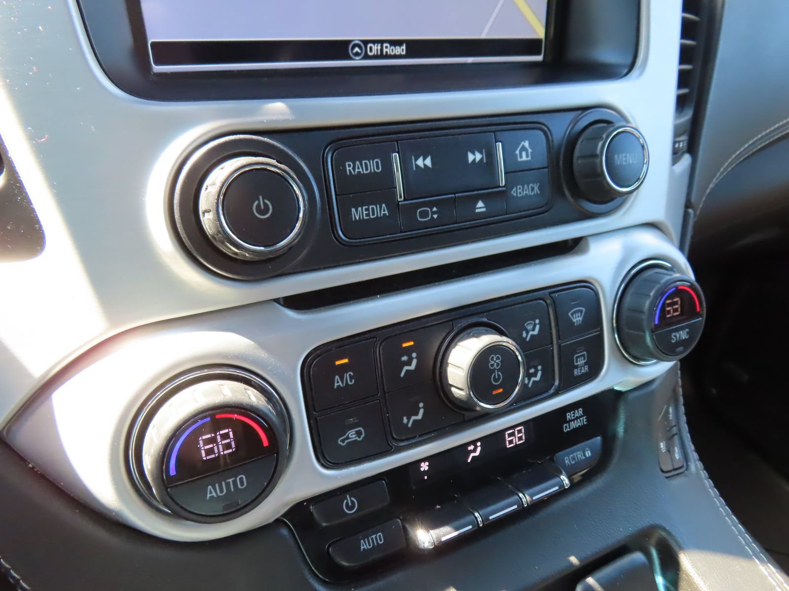 Used 2020 GMC Yukon XL SLT w/ Premium Edition AWD/4WD image 27