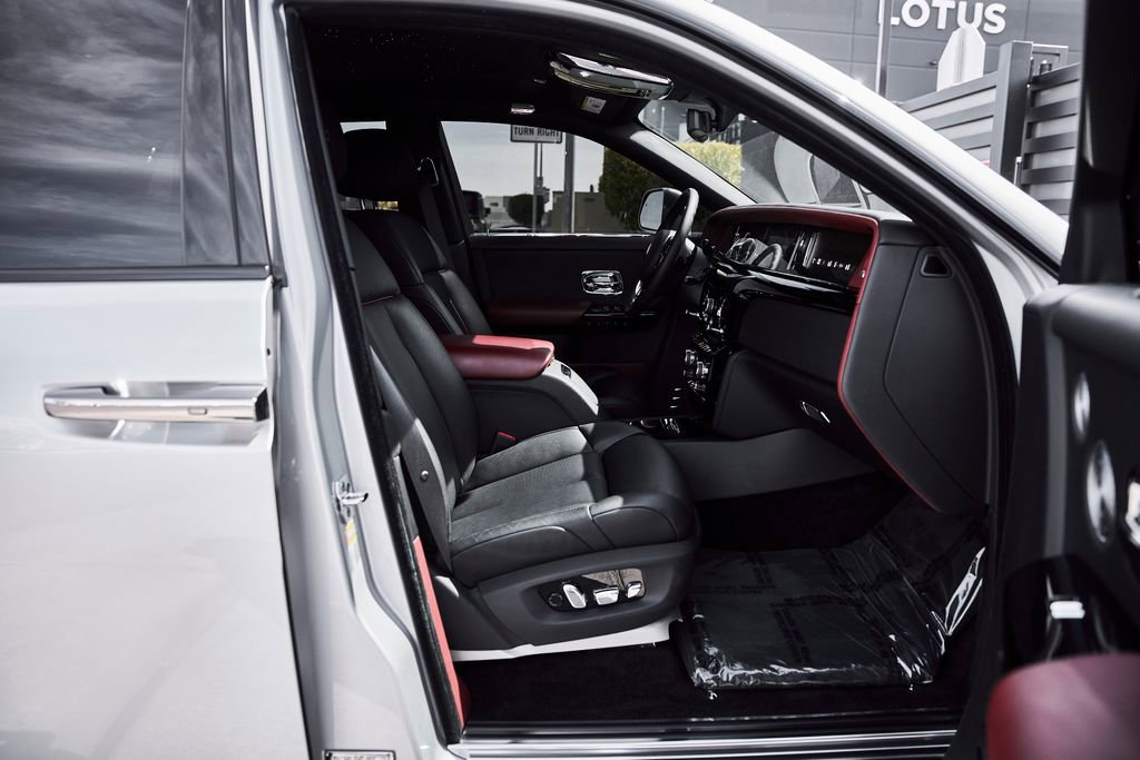 Used 2024 Rolls-Royce Phantom Sedan RWD image 33