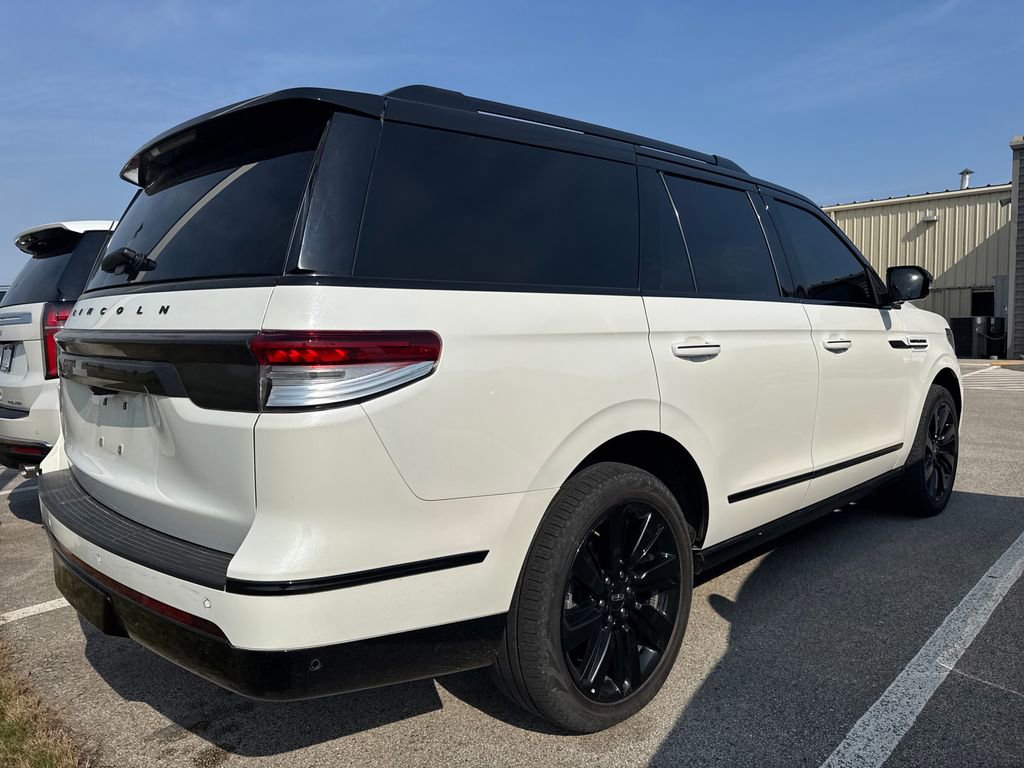 Used 2024 Lincoln Navigator Reserve image 4