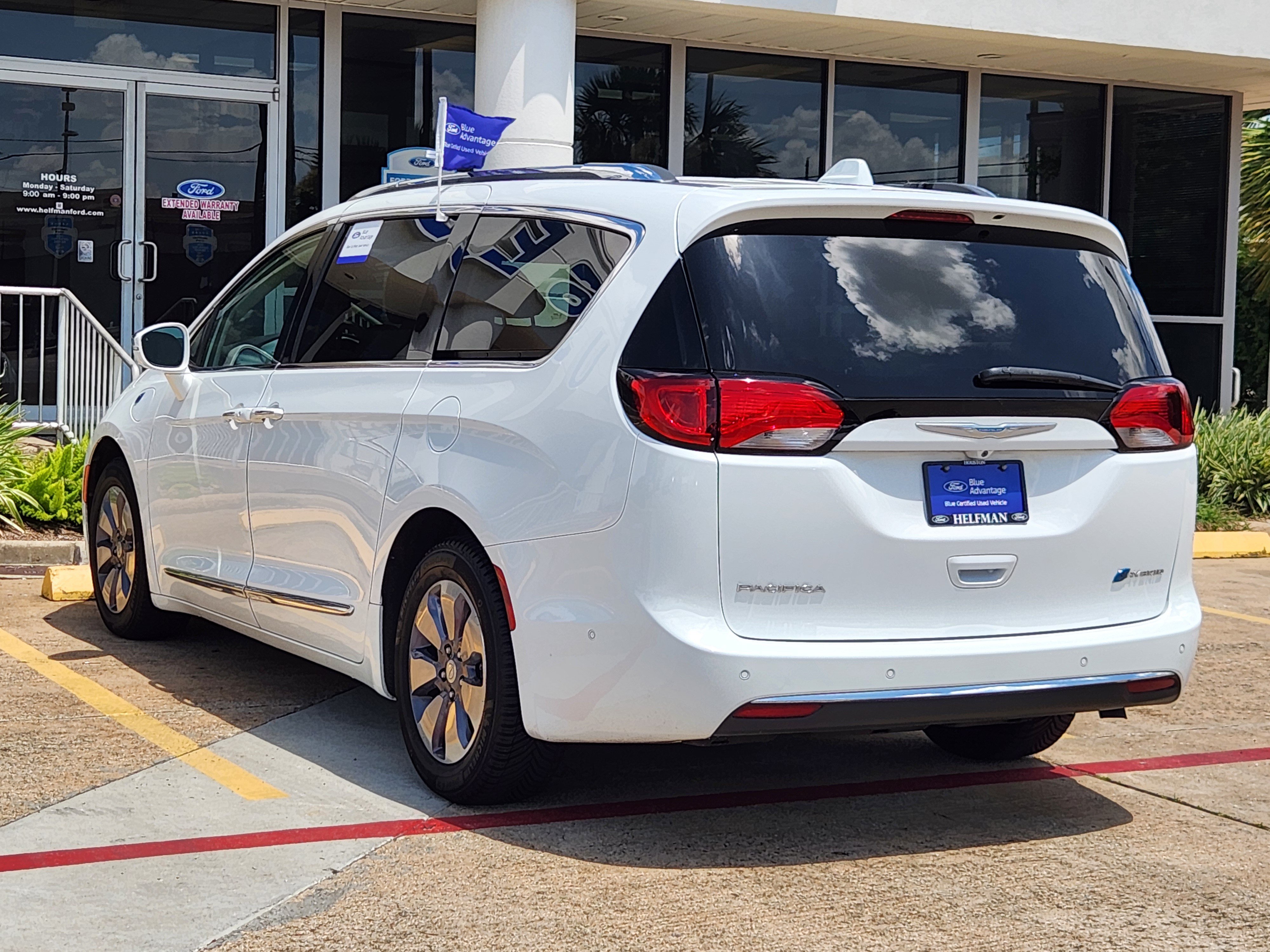 Used 2020 Chrysler Pacifica Limited w/ Advanced Safetytec Group FWD image 3