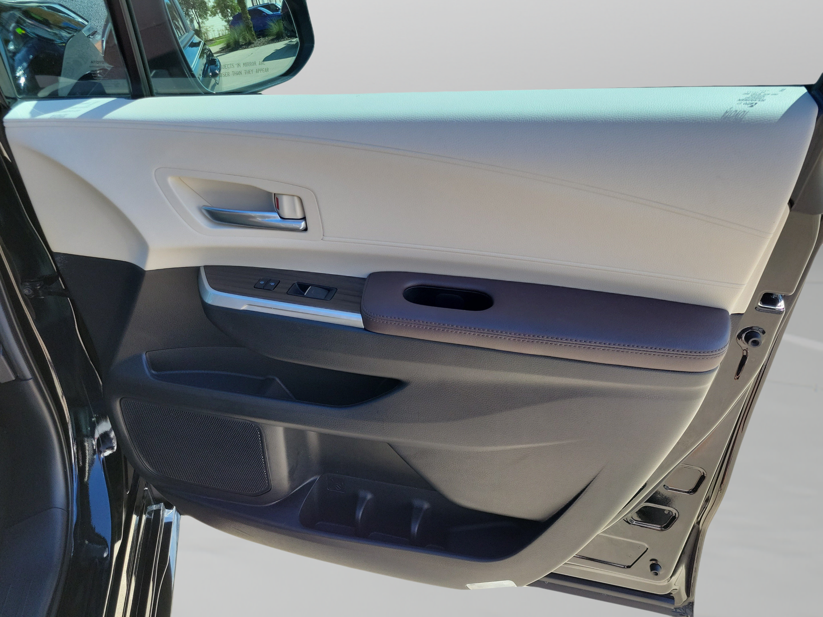 Certified 2024 Toyota Sienna Platinum FWD image 25