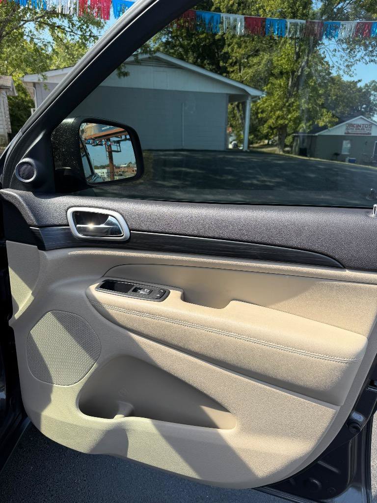 Used 2019 Jeep Grand Cherokee Laredo RWD image 30
