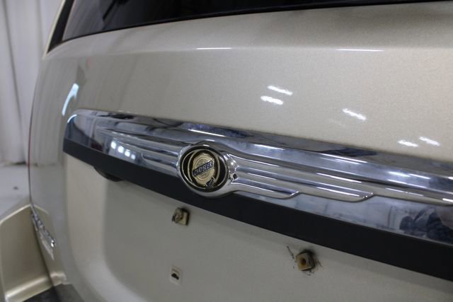 Used 2010 Chrysler Town & Country Touring FWD image 28