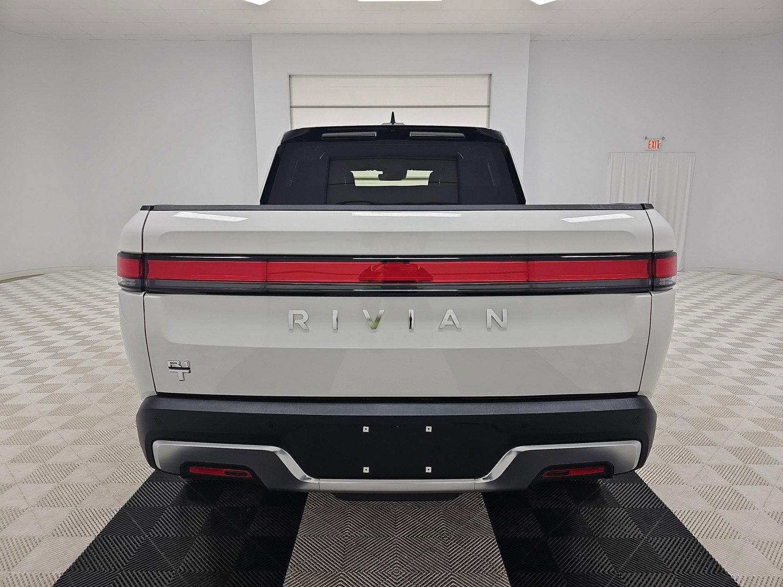 Used 2023 Rivian R1T Adventure image 4
