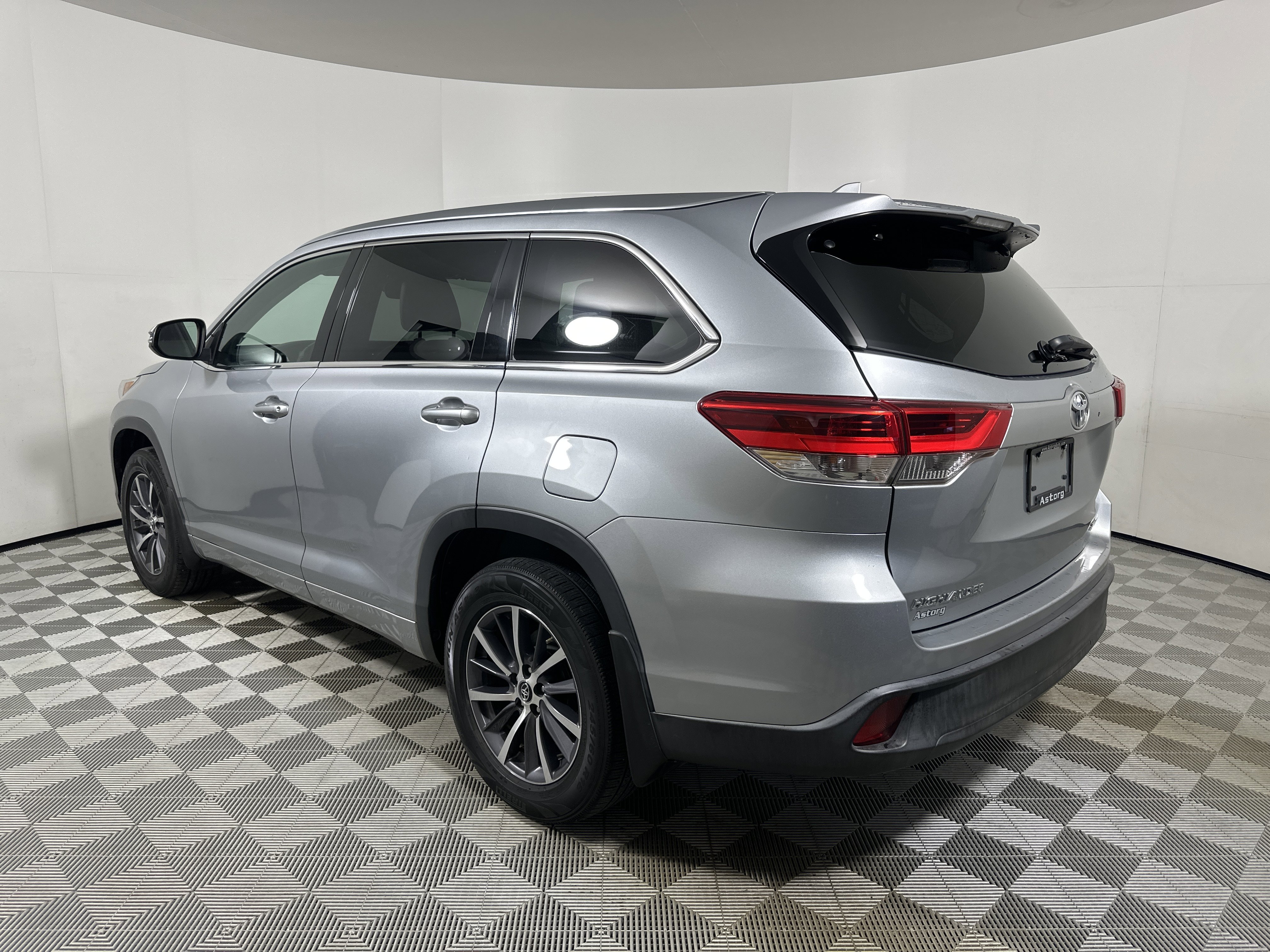 Used 2017 Toyota Highlander AWD V6 image 5