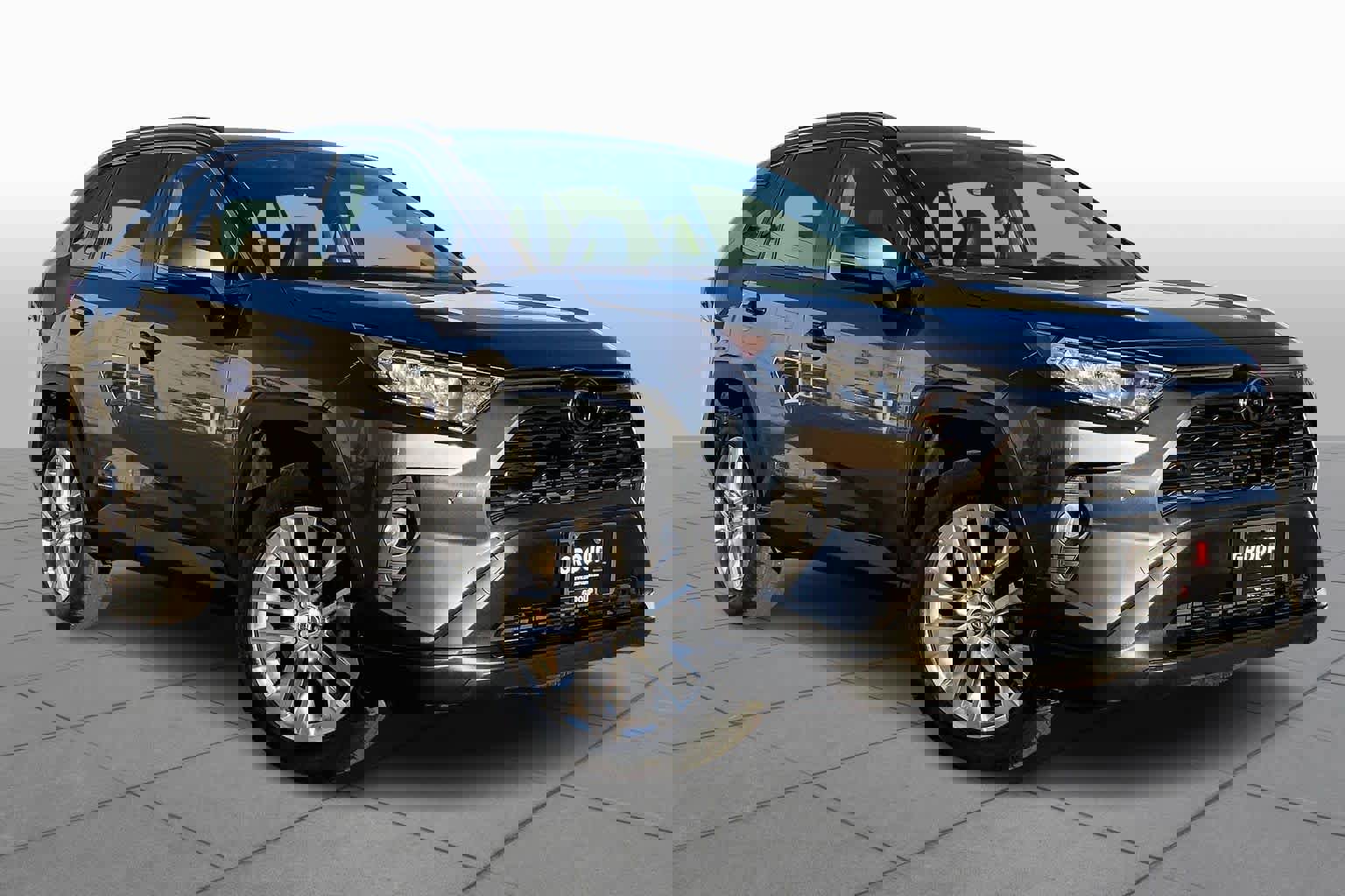 Used 2019 Toyota RAV4 XLE Premium image 2