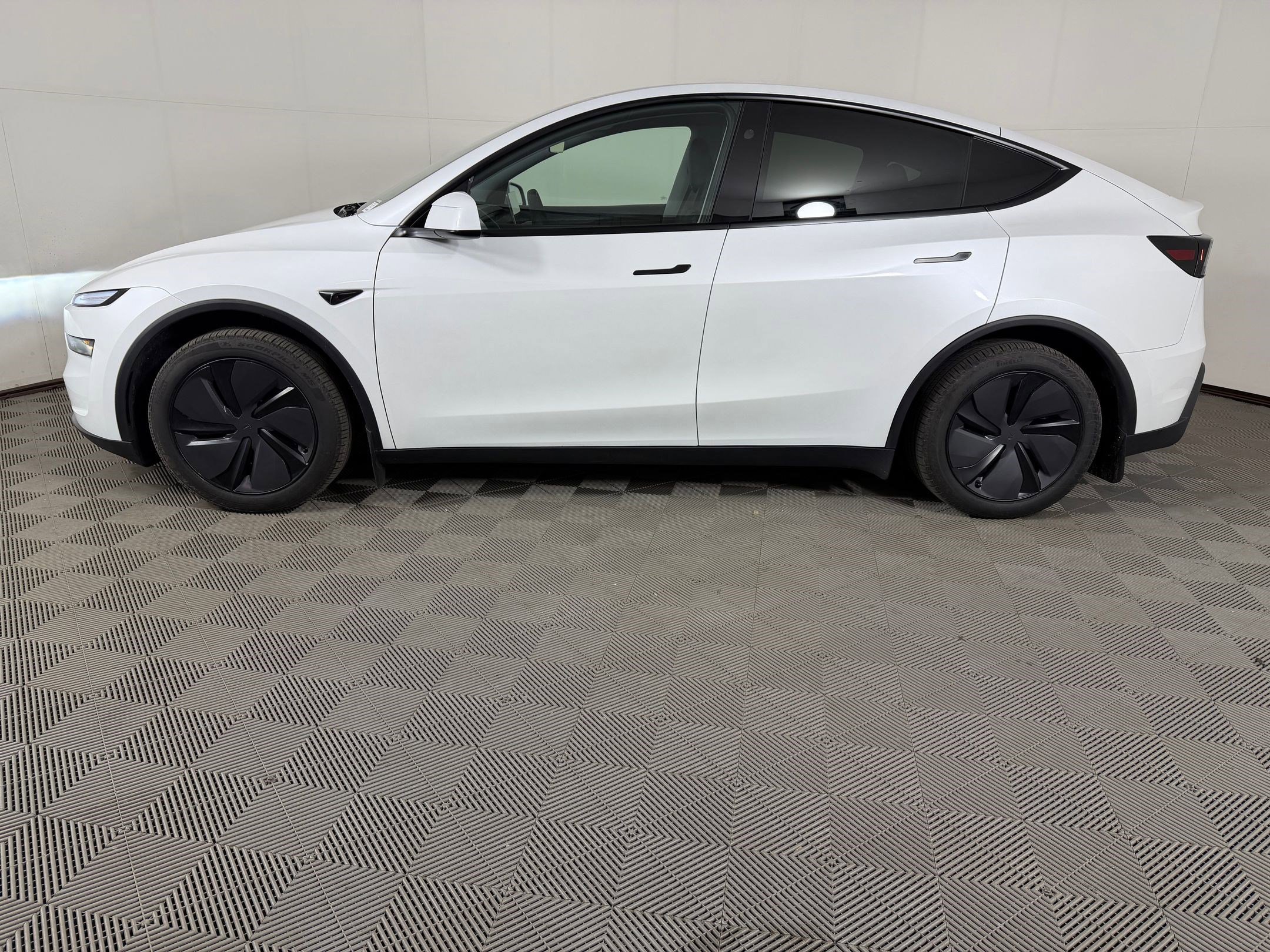 Used 2026 Tesla Model Y Long Range AWD/4WD image 2
