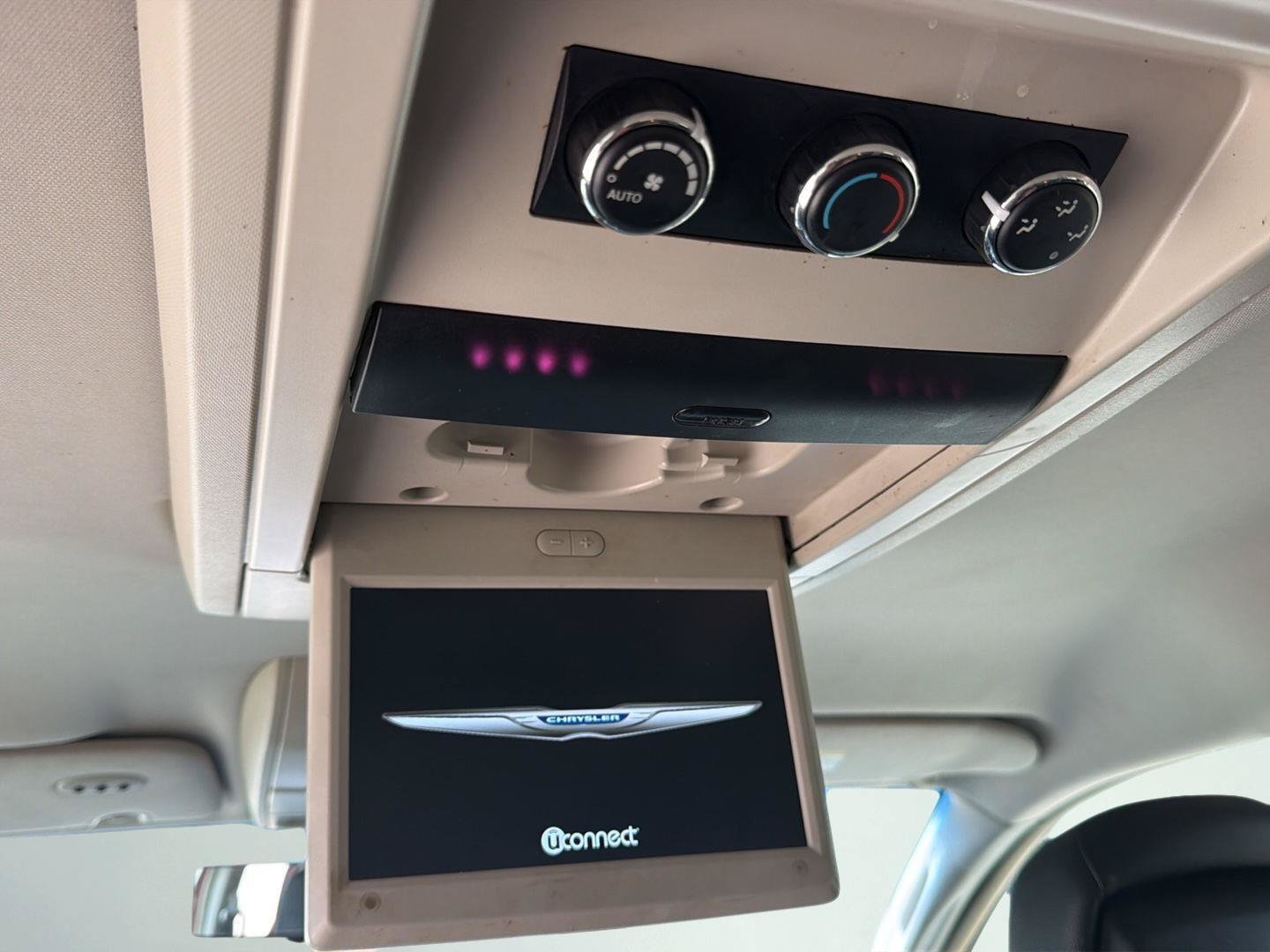Used 2014 Chrysler Town & Country Touring FWD image 25