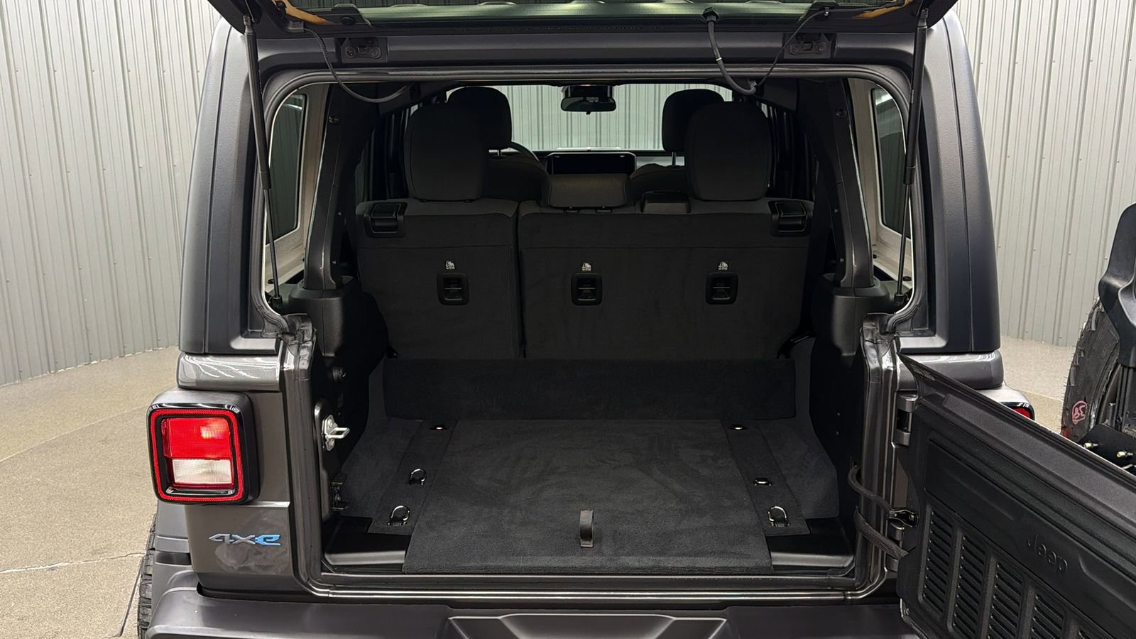 Used 2024 Jeep Wrangler Unlimited image 17