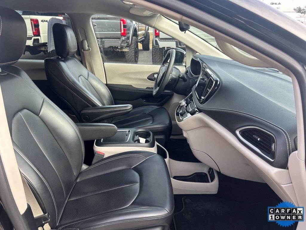 Used 2024 Chrysler Pacifica Select image 19