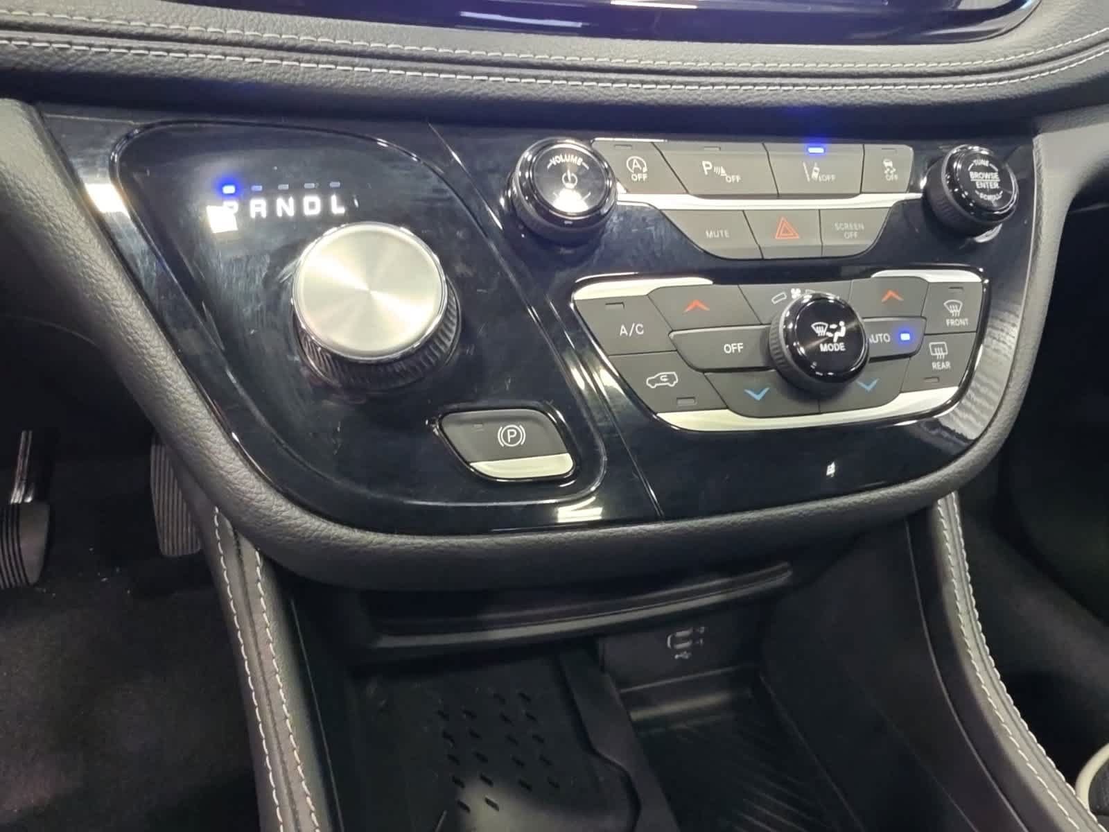 Used 2026 Chrysler Pacifica Limited FWD image 26