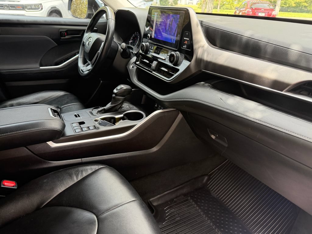 Used 2024 Toyota Highlander LE FWD image 12