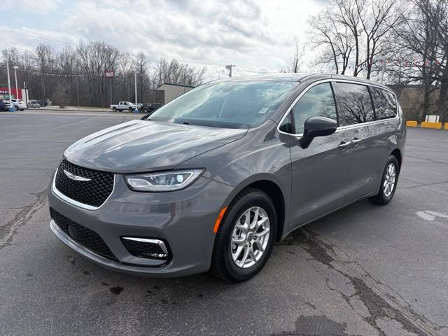 Used 2023 Chrysler Pacifica Touring-L FWD image 17