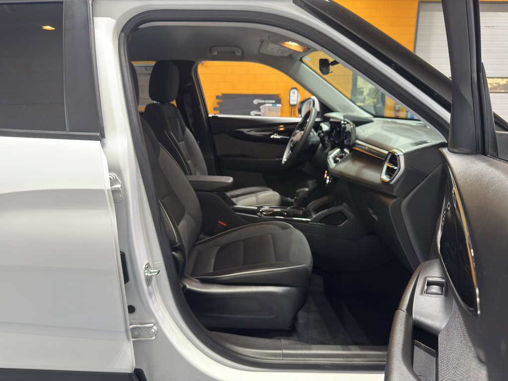 Used 2025 Chevrolet TrailBlazer LT AWD/4WD image 18