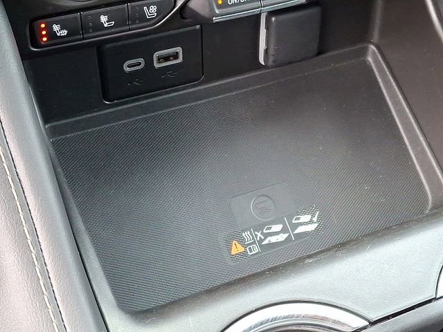 Used 2024 Chevrolet Suburban Premier image 25