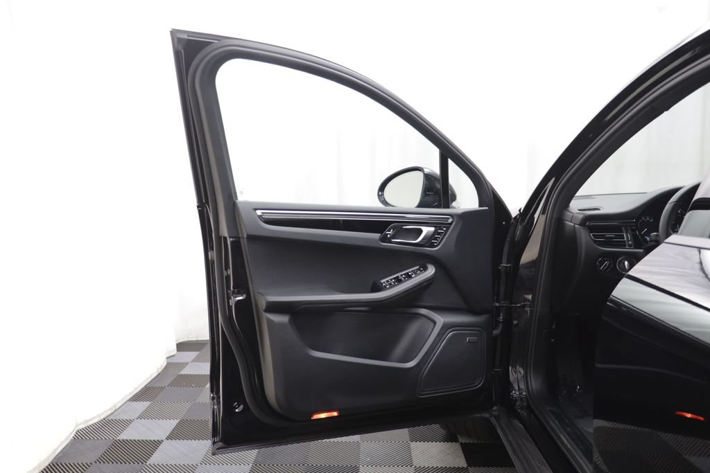 Used 2024 Porsche Macan AWD/4WD image 4