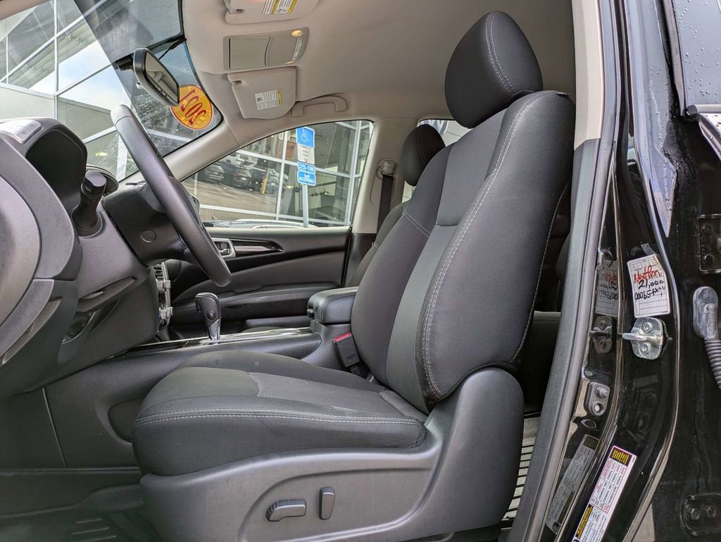 Used 2020 Nissan Pathfinder SV image 2