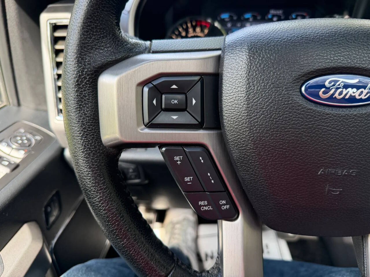 Used 2015 Ford F150 Platinum w/ Equipment Group 701A Luxury AWD/4WD image 29