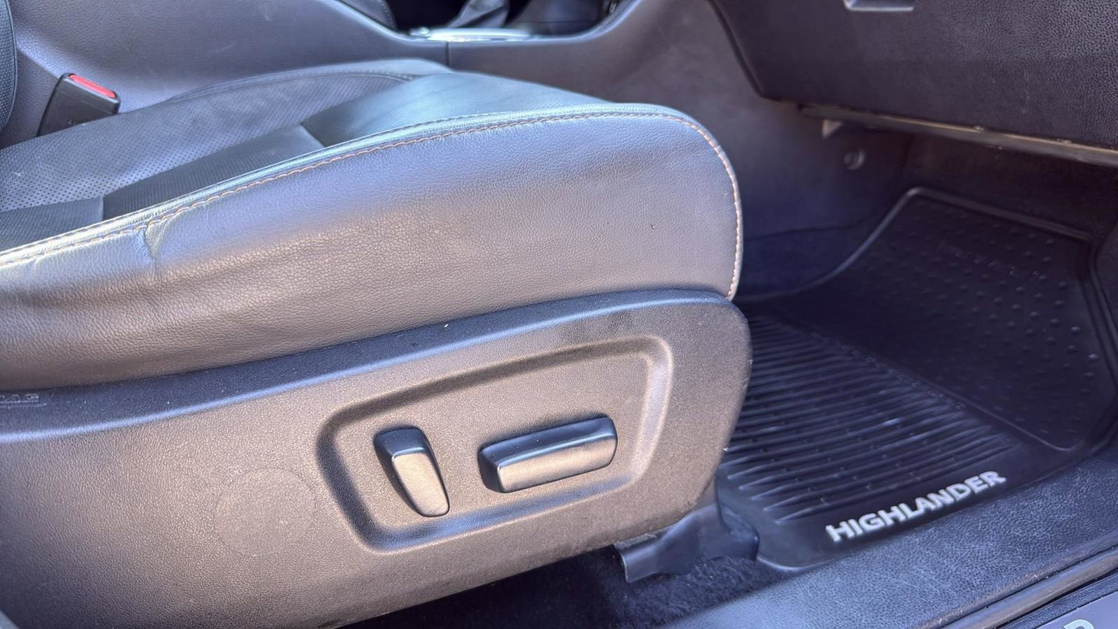 Used 2015 Toyota Highlander Limited image 25