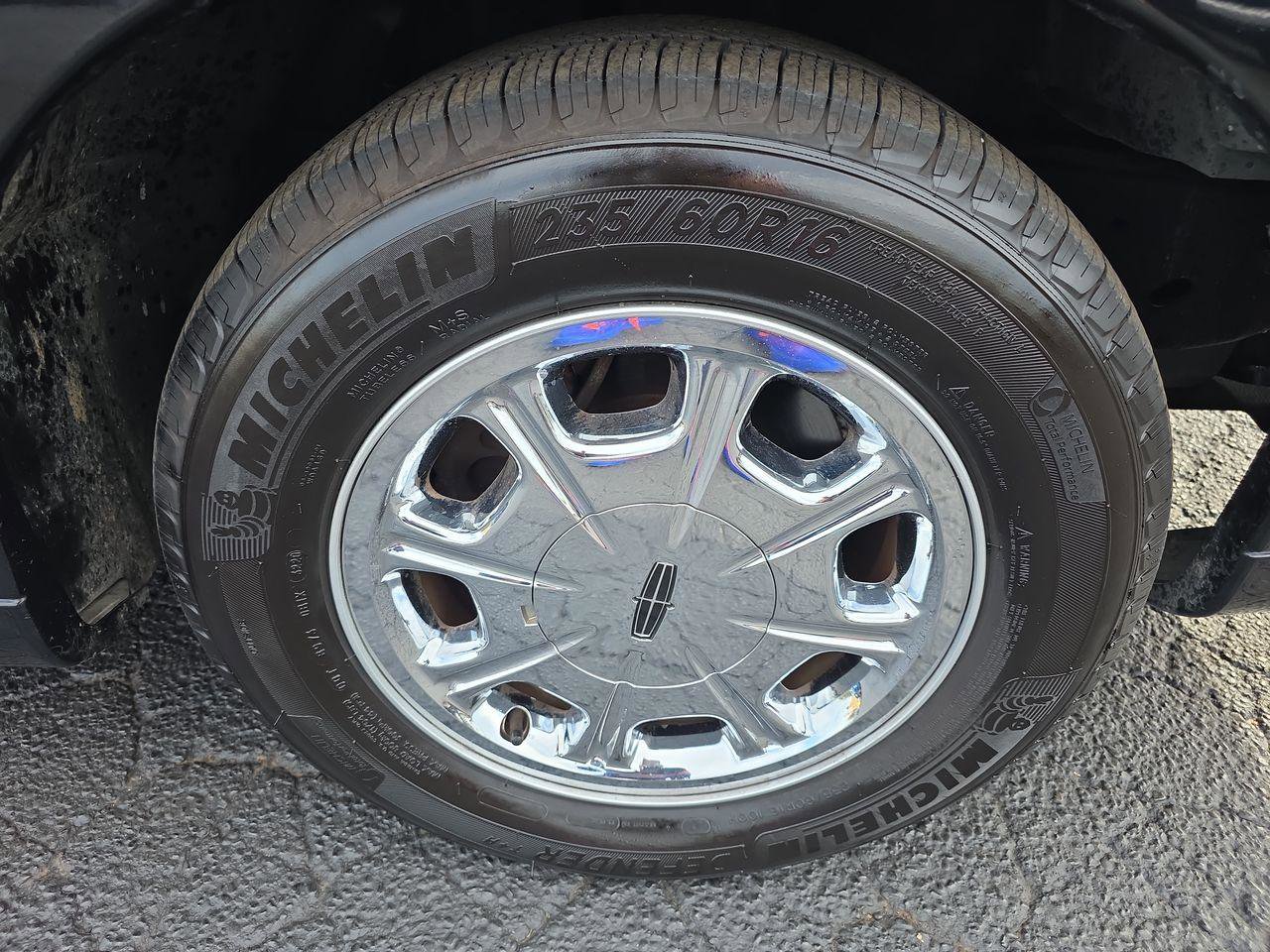 Used 1999 Lincoln Town Car Signature RWD image 16