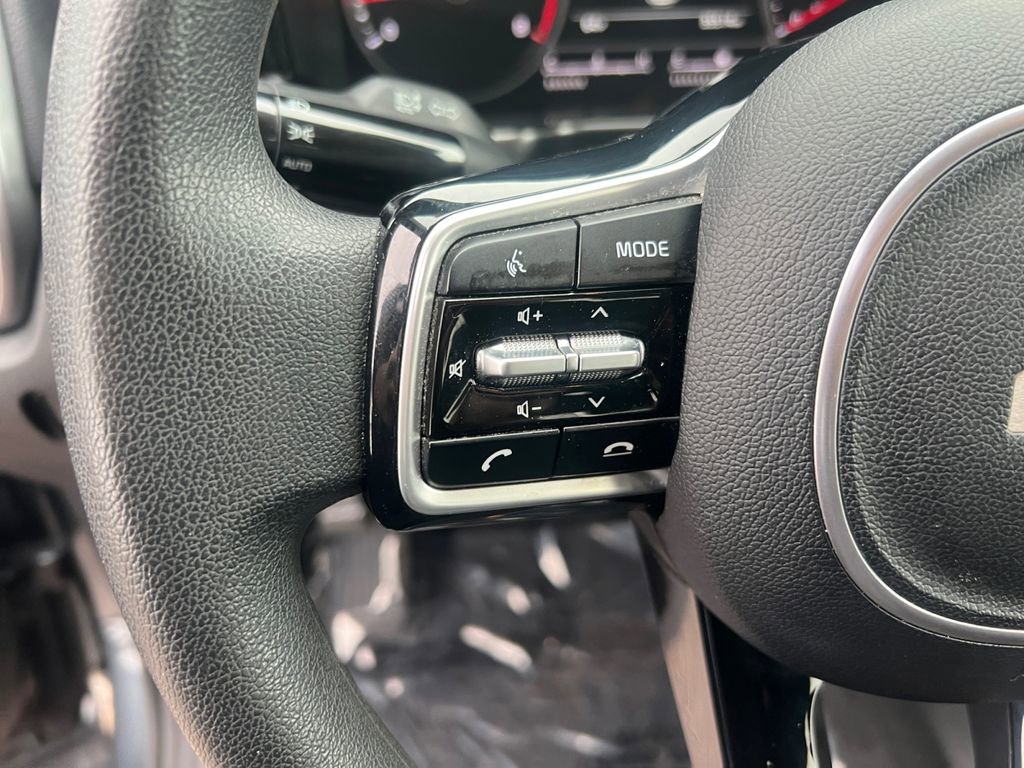Used 2023 Kia Sorento LX image 17