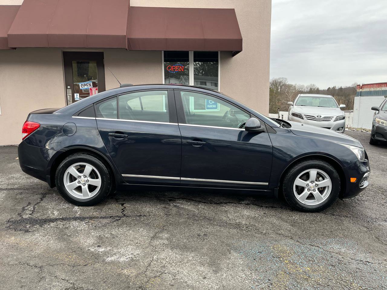 Used 2016 Chevrolet Cruze LT FWD image 3