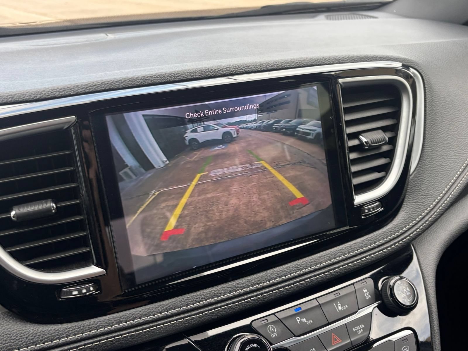 Used 2025 Chrysler Pacifica Limited FWD image 26