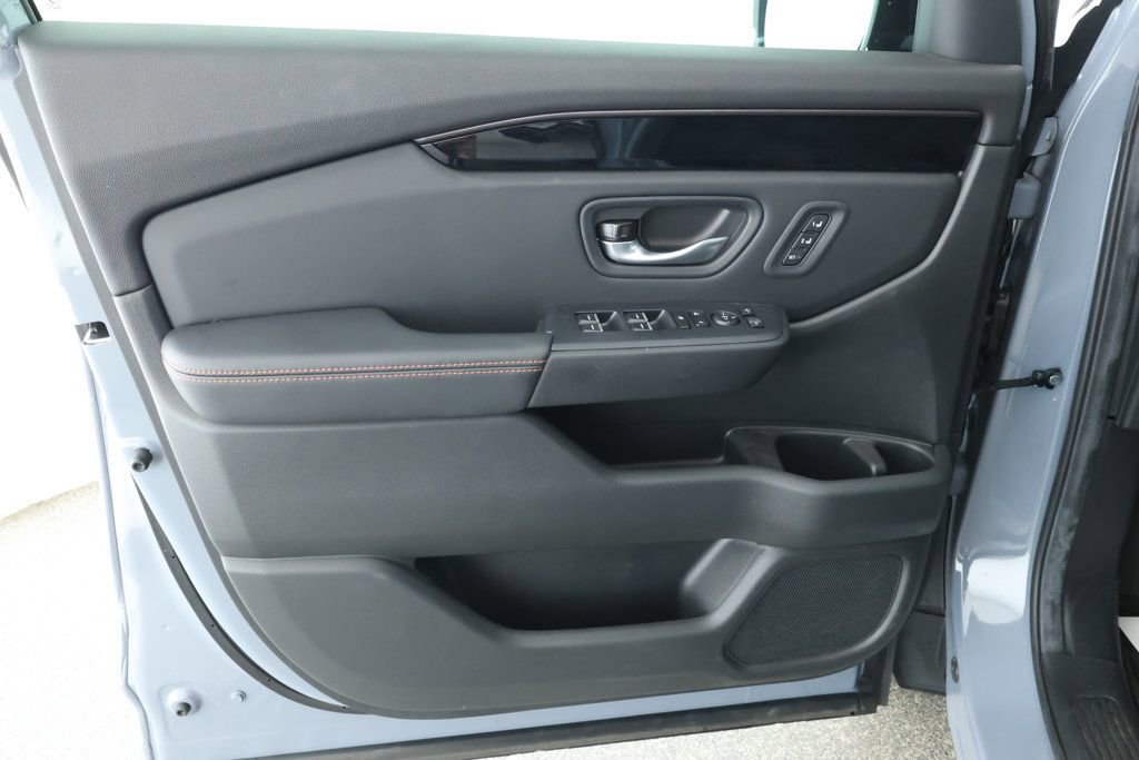 Used 2025 Honda Pilot TrailSport image 9