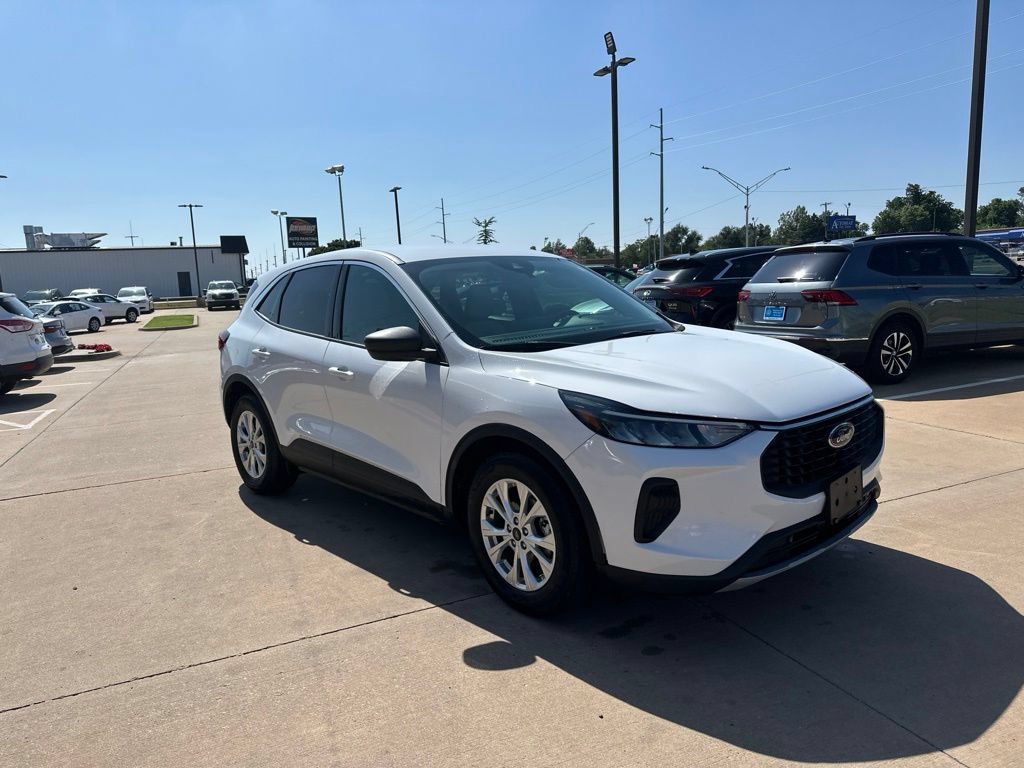 Used 2023 Ford Escape Active w/ Tech Pack #1 FWD image 3