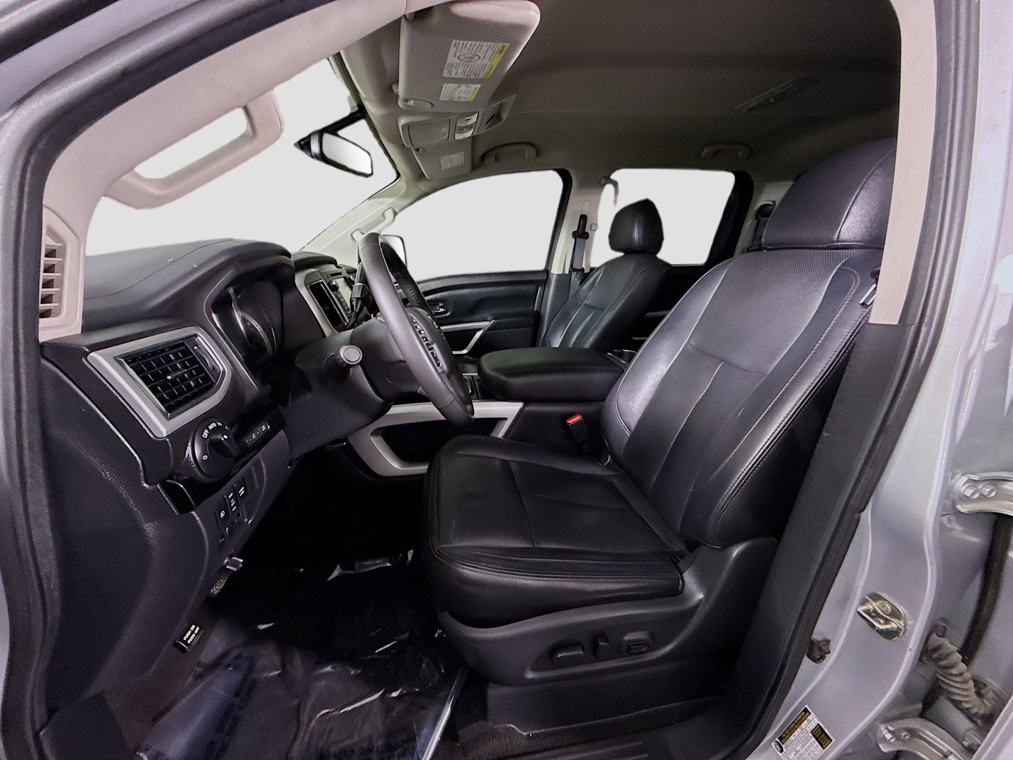 Used 2017 Nissan Titan SV AWD/4WD image 22
