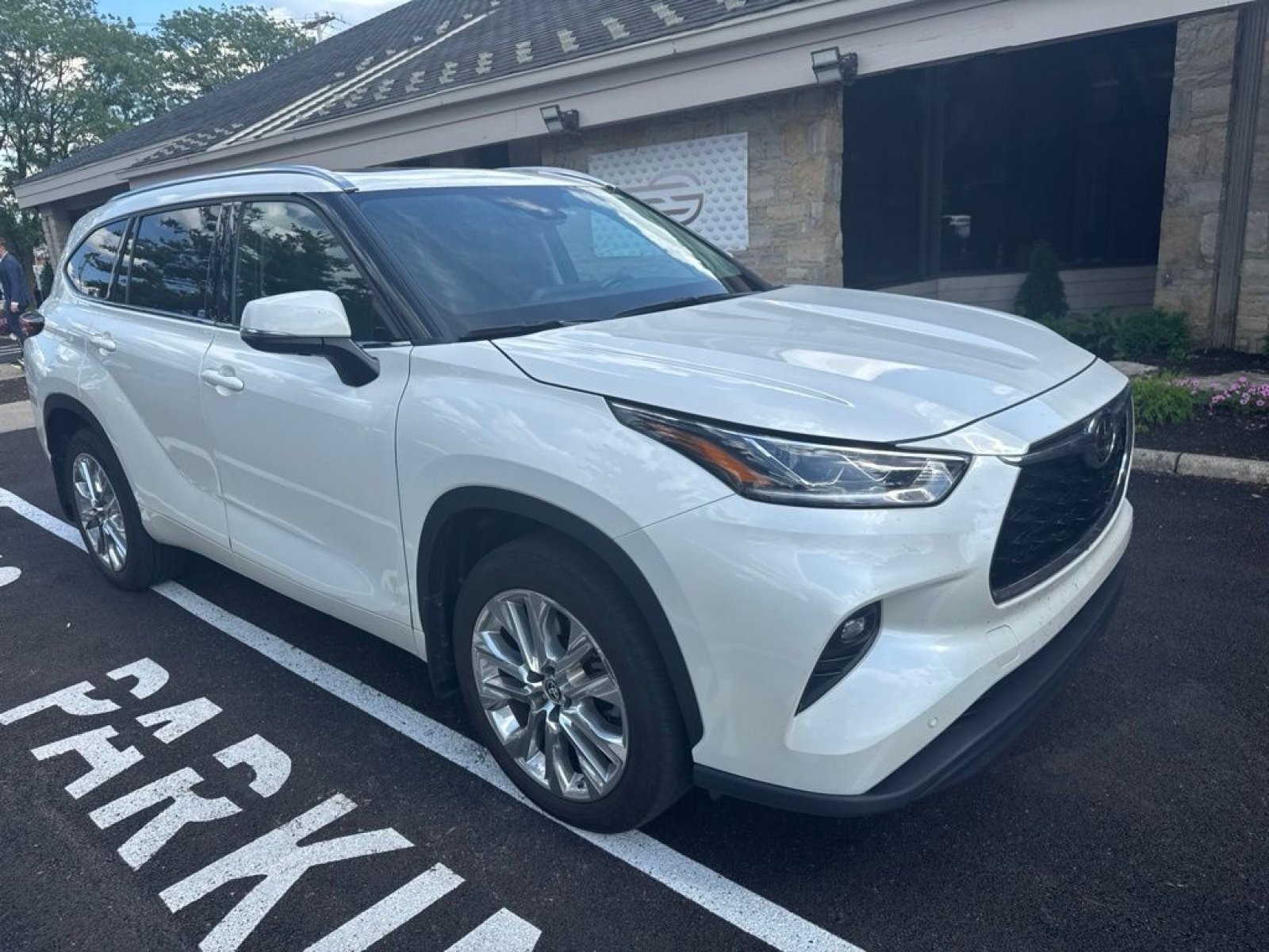 Used 2020 Toyota Highlander Limited AWD/4WD image 10