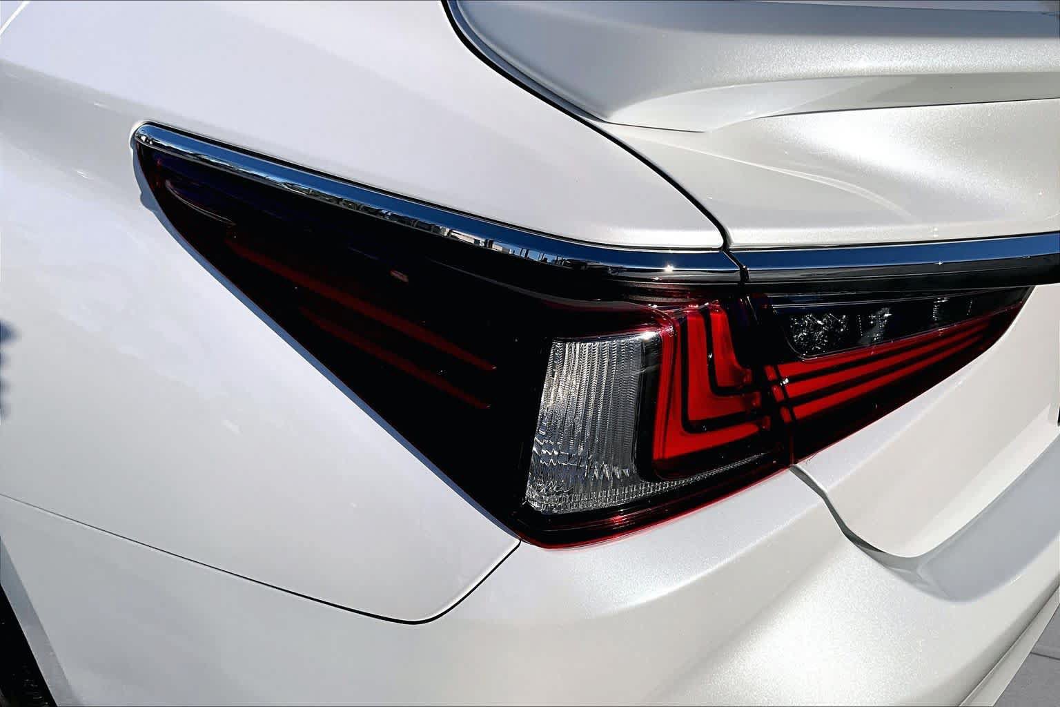 Used 2021 Lexus ES 300h w/ Accessory Package FWD image 27