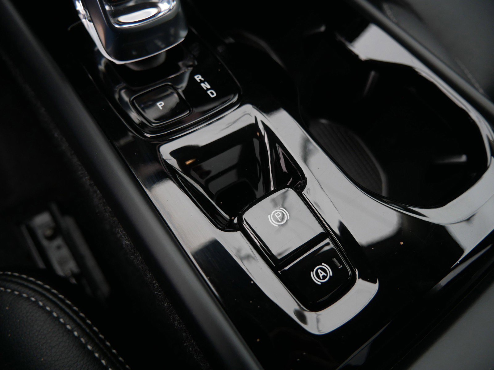 Certified 2025 Volvo XC40 B5 Plus image 23