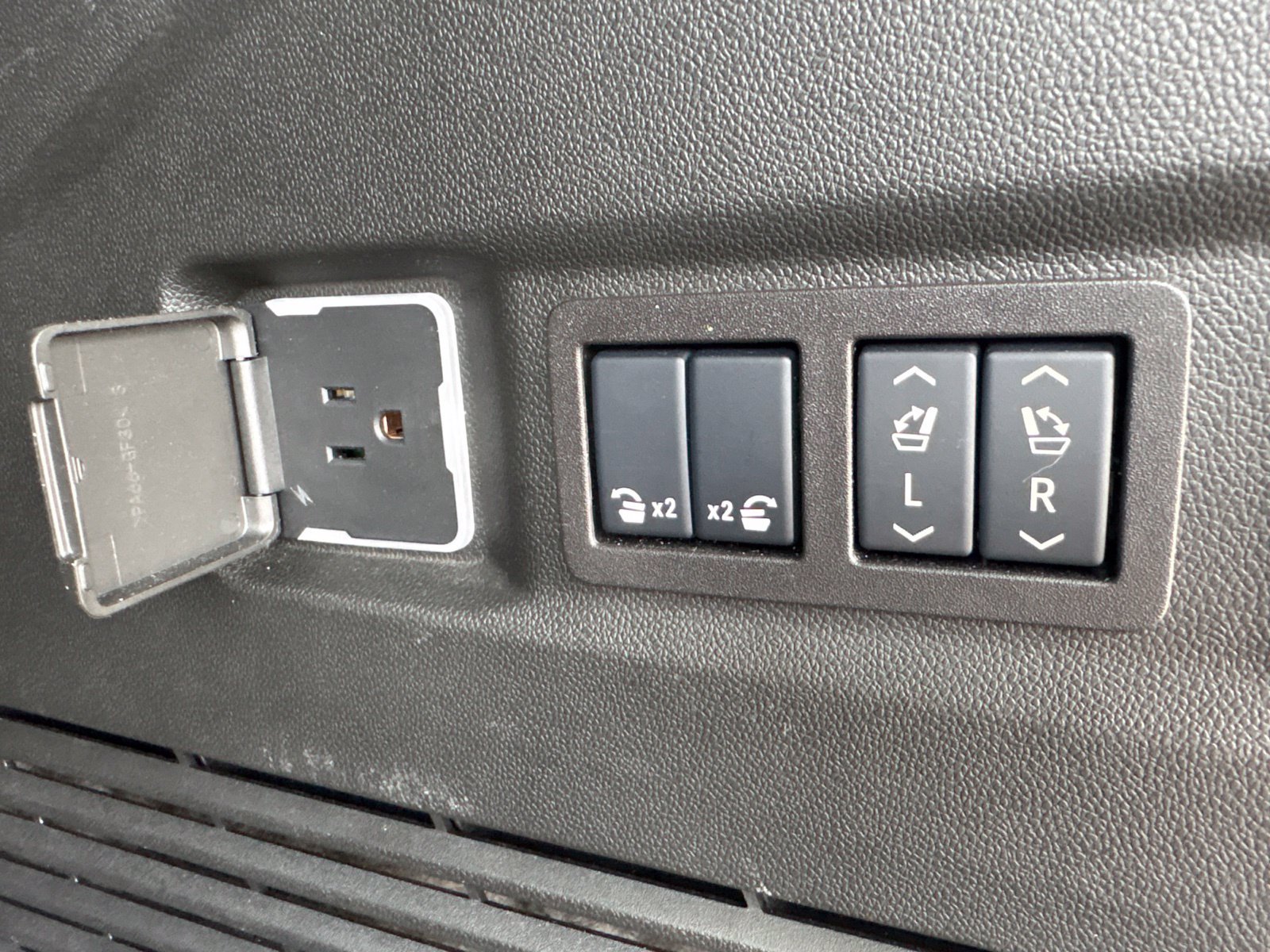 Used 2025 GMC Yukon Denali w/ Sun & Power Step Package AWD/4WD image 22