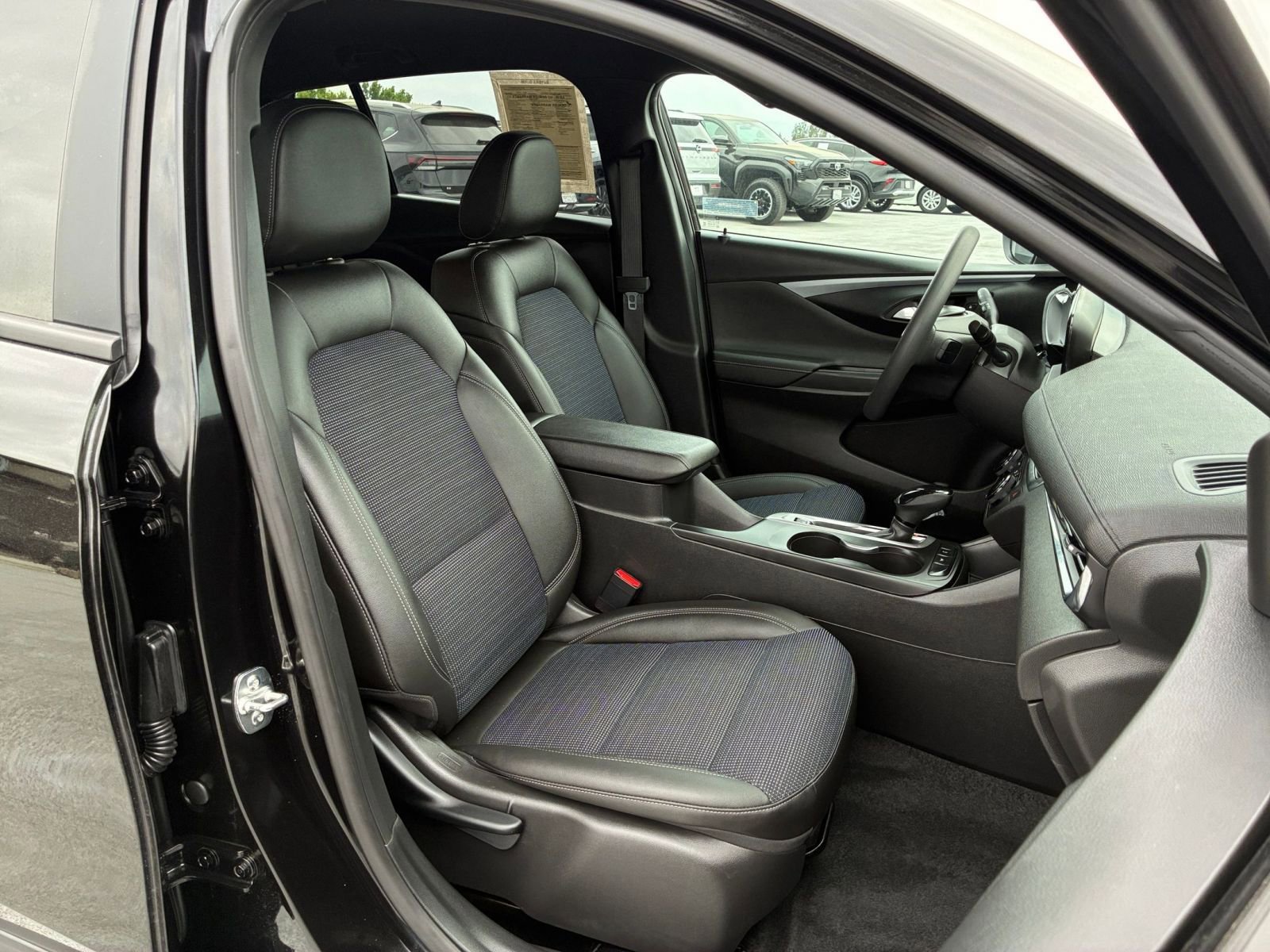 Used 2025 Buick Envista Preferred image 35