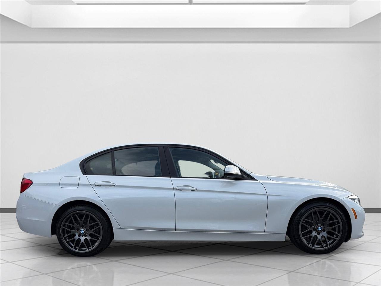 Used 2018 BMW 320i xDrive Sedan AWD/4WD image 6